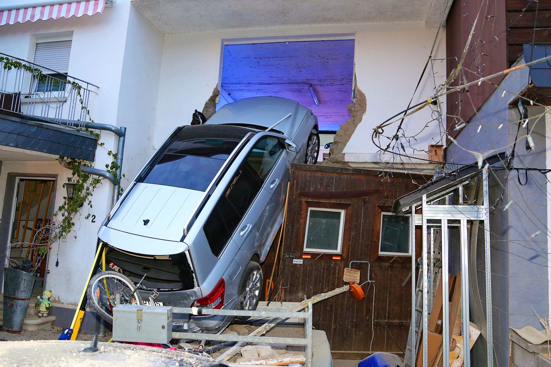 Der 82-jährige Unfallfahrer kam mit leichten Verletzungen davon. Die Polizei schätzt den Sachschaden auf rund 40 000 Euro.