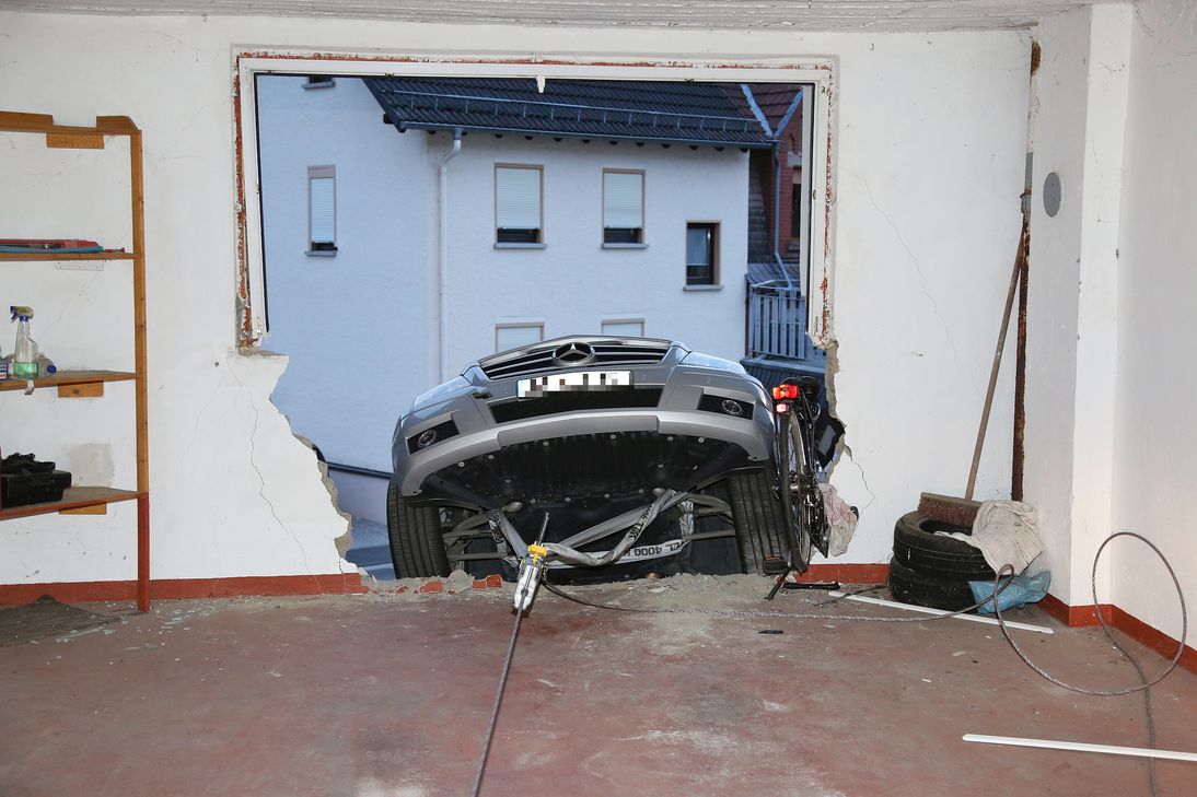 Der 82-jährige Unfallfahrer kam mit leichten Verletzungen davon. Die Polizei schätzt den Sachschaden auf rund 40 000 Euro.