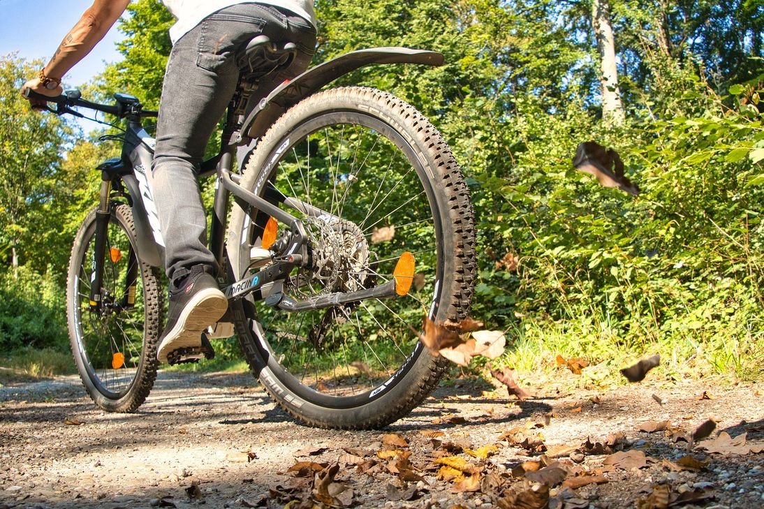 Polizei und ADFC bieten am 4. Mai 2024 ein Pedelec-Fahrsicherheitstraining auf der Pfingstwiese in Bad Kreuznach an.