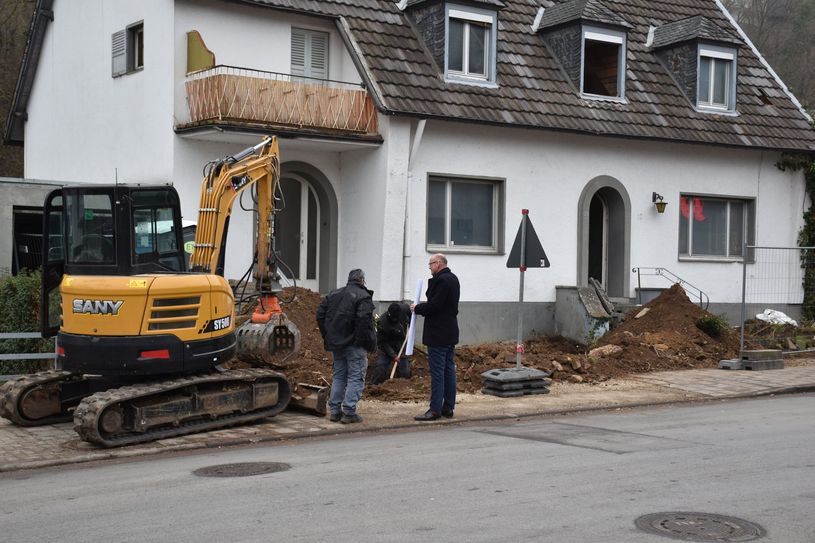 Die Abrissarbeiten an diesem Haus in der Kölner Straße 12 laufen bereits.