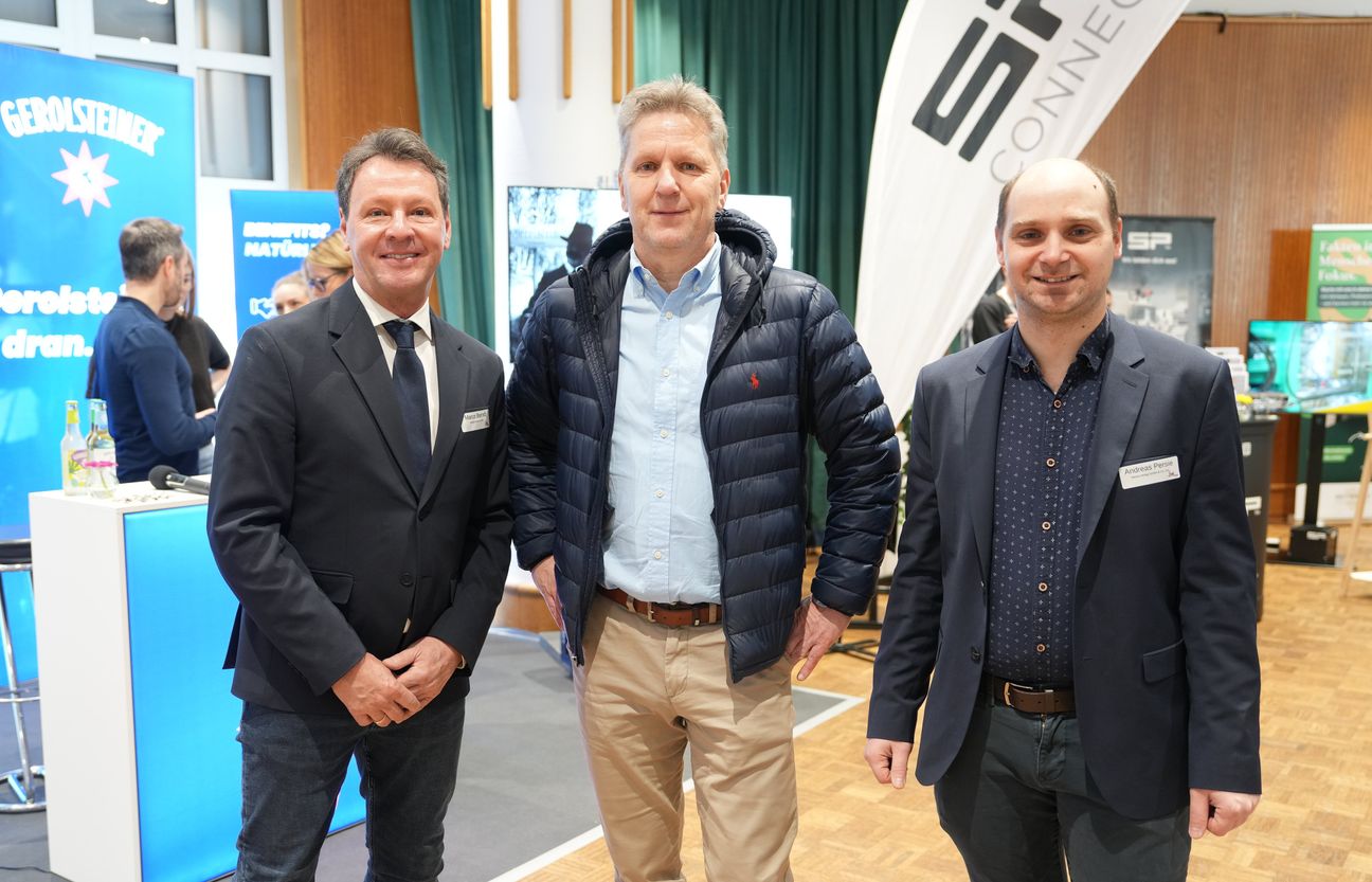 v.l.: Marco Berndt, geschäftsführender Gesellschafter von berndt medien, Hans-Peter Böffgen, Bürgermeister der Verbandsgemeinde Gerolstein sowie Andreas Persie, stellv. Leiter Media Sales beim Weiss-Verlag, bei der siebten Job- und Ausbildungsmesse in Gerolstein.