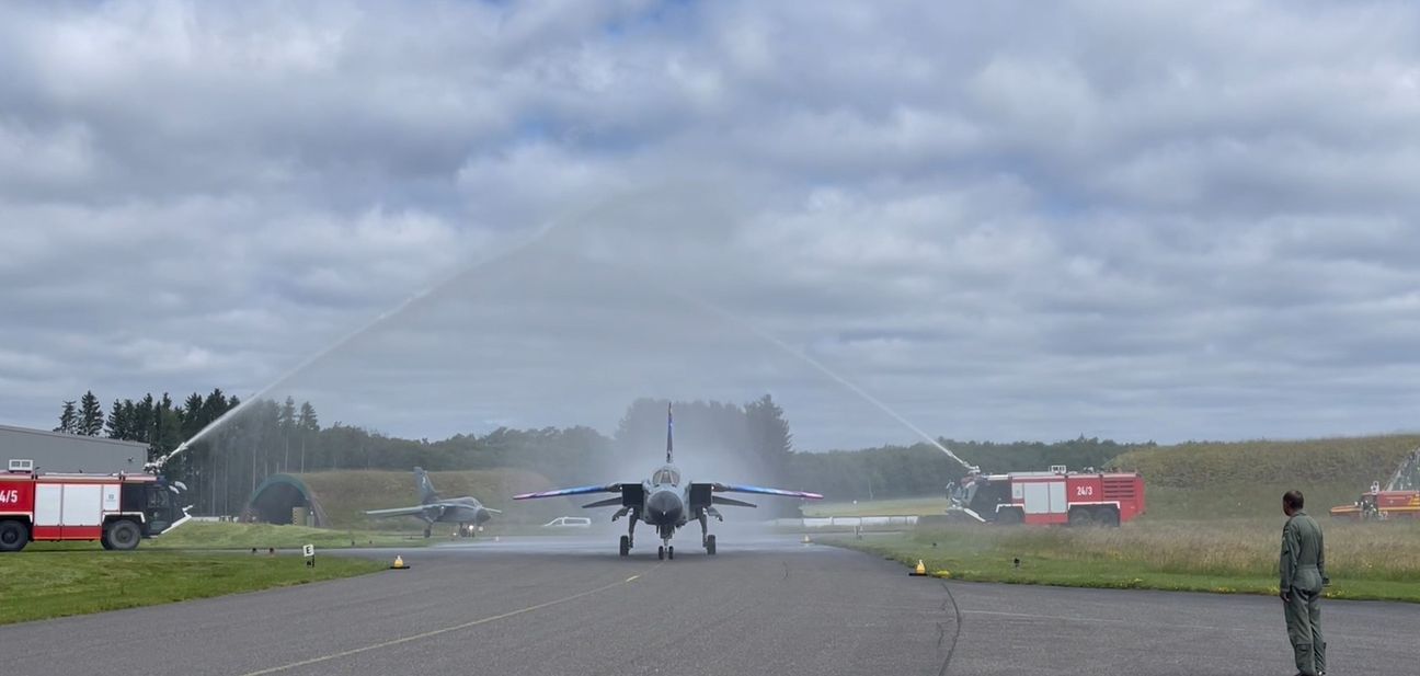 Die Flughafenfeuerwehr begrüßte die ersten Tornados mit einem Wasserbogen.