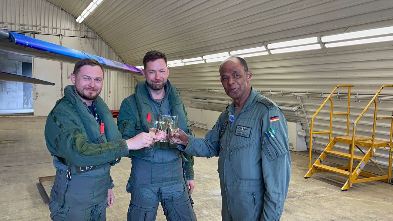 Ein Glas Sekt auf die Rückkehr der ersten Tornado-Besatzung – gemeinsam mit Kommodore Oberst Sammy Mbassa (rechts).