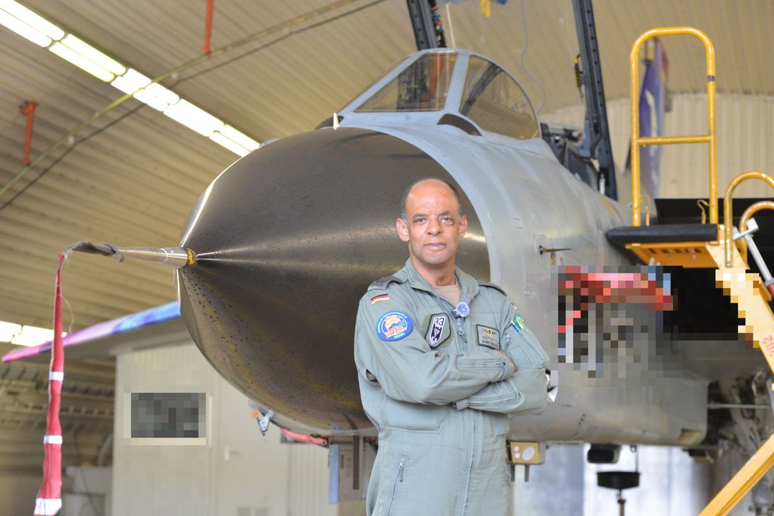 Der Kommodore des Taktischen Luftwaffengeschwaders 33, Oberst Sammy Mbassa, freut sich, dass die Flugzeuge zurück in Büchel sind.