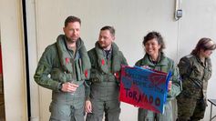Ein herzliches Willkommen für die Piloten gab es nach der Landung auch von der Fliegerärztin.