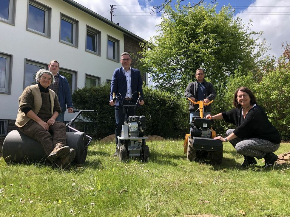 Mit diesen Maschinen, die Ulrike Keuer (v.li.), Alexander Mauel, Norbert Crump, Marco Schell und Uschi Mießeler vorstellten, wird die Anlage einer Wildwiese erheblich erleichtert.  mn-Foto