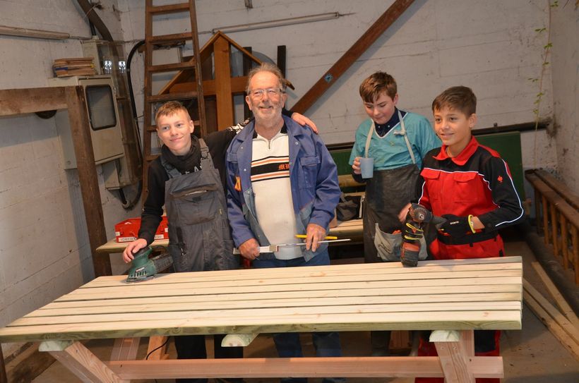 Tische und Bänke für den Schulhof: An drei Projekttagen packten die Jugendlichen an der Förderschule Nordeifel kräftig mit an. Fotos: T. Förster