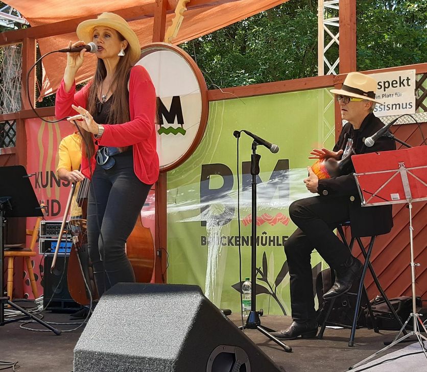 Zum Line-Up des Kulturfestivals "Roes 21" an der Brückenmühle zählten auch Christine Maringer-Tries und Dirko Juchem.