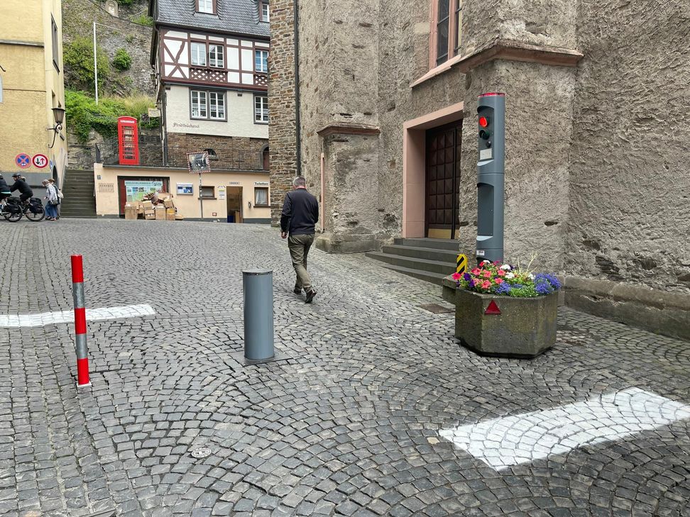 Die neuen Poller (Foto) sollen dazu beitragen, dass die Innenstadt vom Verkehr entlastet wird. Foto: Zender