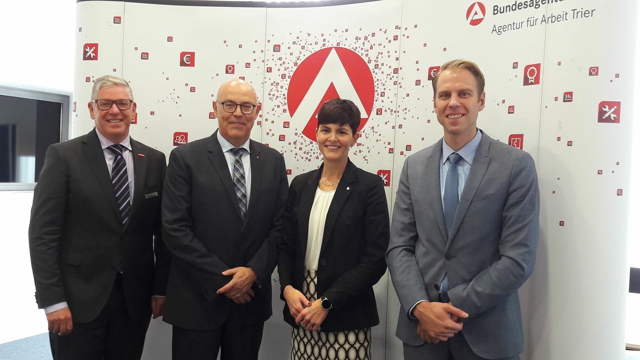 Axel Bettendorf (Hauptgeschäftsführer HWK Trier) (v.l.), Heribert Wilhelmi (Vorsitzender der Geschäftsführung der Agentur für Arbeit Trier), Stefanie Adam (Geschäftsführerin operativ der Agentur für Arbeit Trier) und Ulrich Schneider (Geschäftsführer Ausbildung der IHK Trier) stellten die regionale Ausbildungsmarktbilanz für 2018/19 vor.  Foto: Agentur für Arbeit Trier