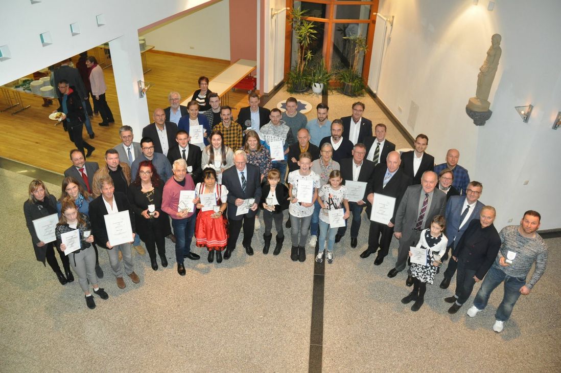 Grupenbild mit erfolgreichen Sportlerinnen und Sportlern.