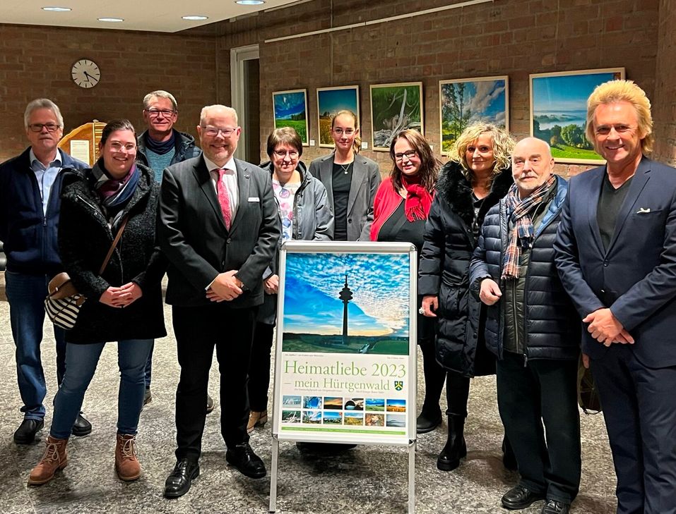 Neun Hobbyfotografen haben am Kalender »Heimatliebe« mitgewirkt - Herausgeber ist Rainer Valder (r.), die begleitende Ausstellung eröffnete Bürgermeister Stephan Cranen (4.v.l.). Foto: T. Förster