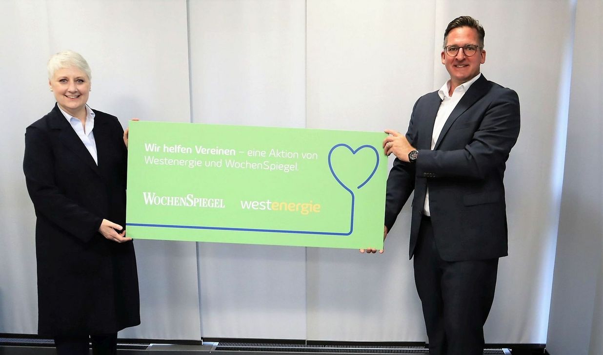 Evelin Maus, Geschäftsführerin des TW-Wochenspiegel und Michael Arens, Leiter der Region Trier bei Westenergie, haben eine Aktion ins Leben gerufen, um Vereine im Eifelkreis zu unterstützen. Foto: Wilfried Kootz