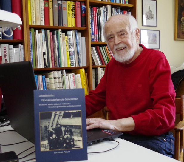 Hasso Pacyna hat ein Buch über sein Leben als jugendlicher Flakhelfer während des Zweiten Weltkriegs geschrieben. Foto/Repro: Mager