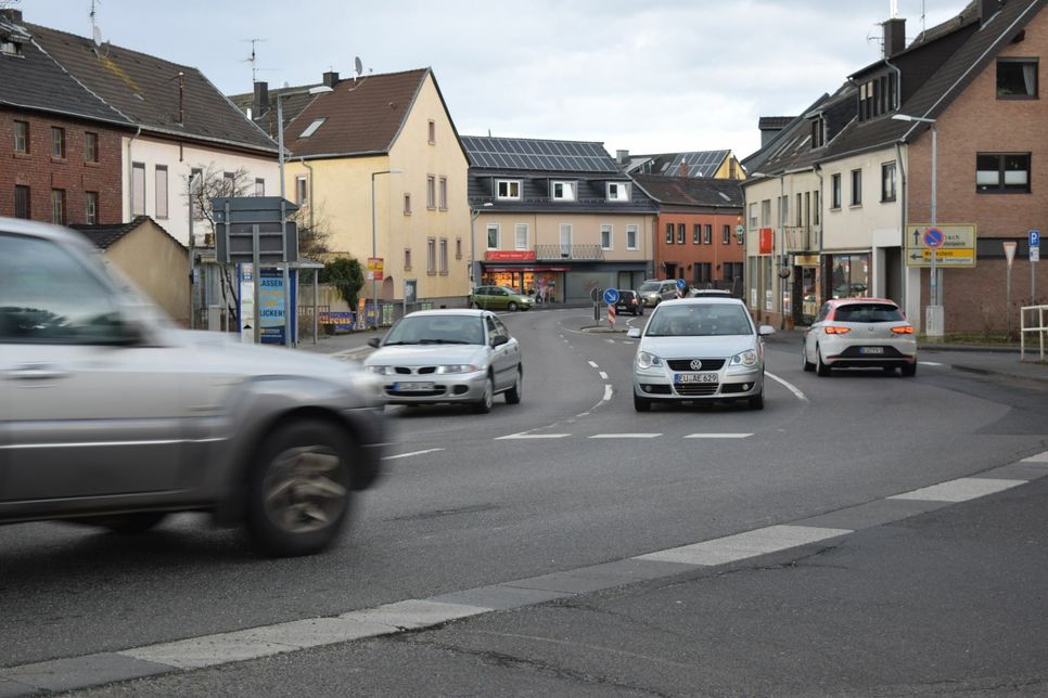 Wenn es nach der Interessengemeinschaft geht, soll die Kuchenheimer Straße zwischen Carl-Koenen-Str. und Bachstraße mit Mini-Kreisverkehren und Zebrastreifen entschleunigt werden. Foto: Breuer