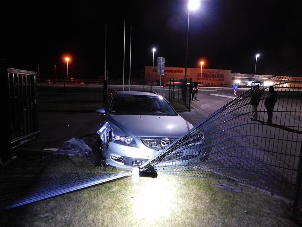 Der verunfallte Pkw in der Endposition. (Foto: Polizei)