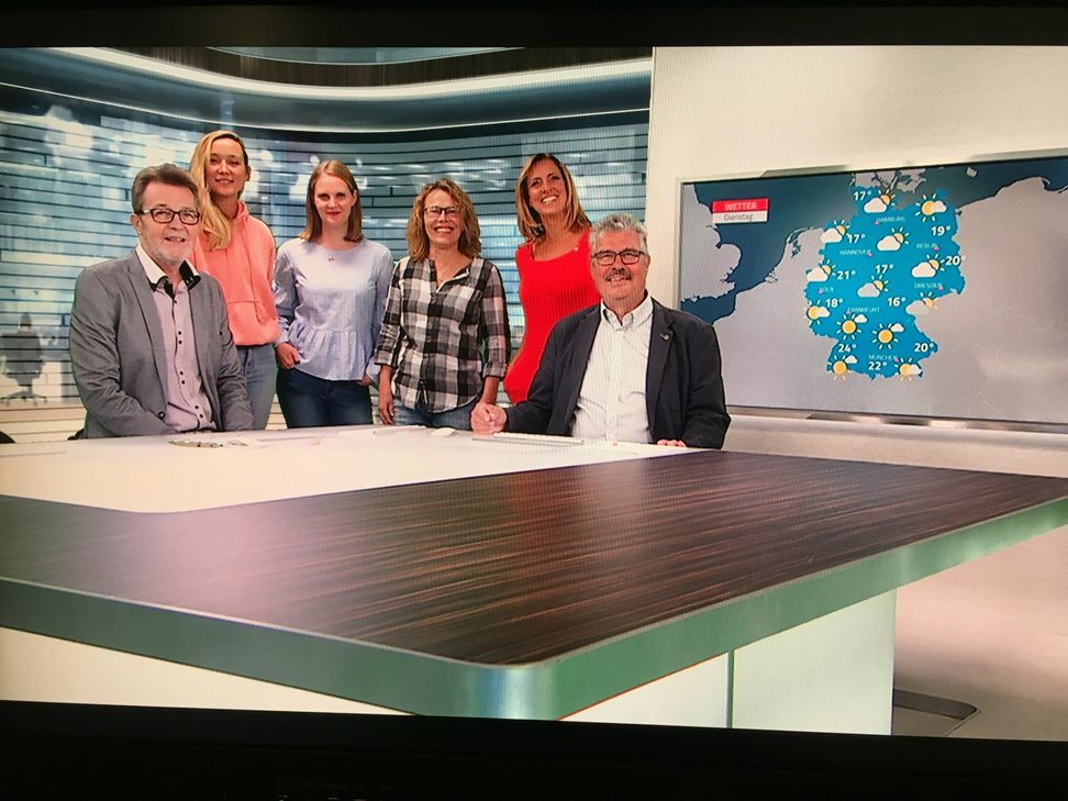 Im Kölner n-tv Studio (v. l.): Lava-Dome Leiter Helmut Koll, Marie Lindner und Irma Brünker von der make/c Produktion, Andrea Roberts (Lava-Dome), n-tv Moderatorin Gesa Eberl und Mendigs Stadtbürgermeister Hans-Peter Ammel.