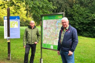 Die idyllischen Rurtalorte sind von reichlich Wald umgeben - gerade das Totholz im Nationalpark birgt eine hohe Brandgefahr. Helmut Kaulard und Christoph Poschen werben um Information, was im Ernstfall zu tun ist.