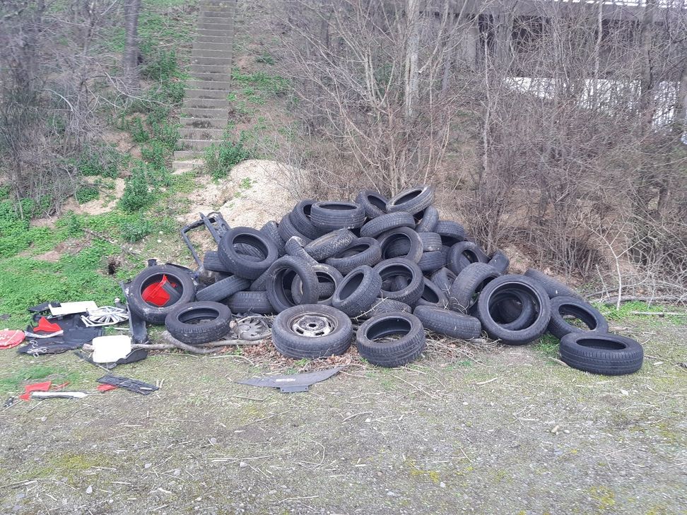 Unbekannte haben bei Wichterich illegal eine große Menge Altreifen entsorgt. Foto: Gemeinde Weilerswist / Carsten Honnef