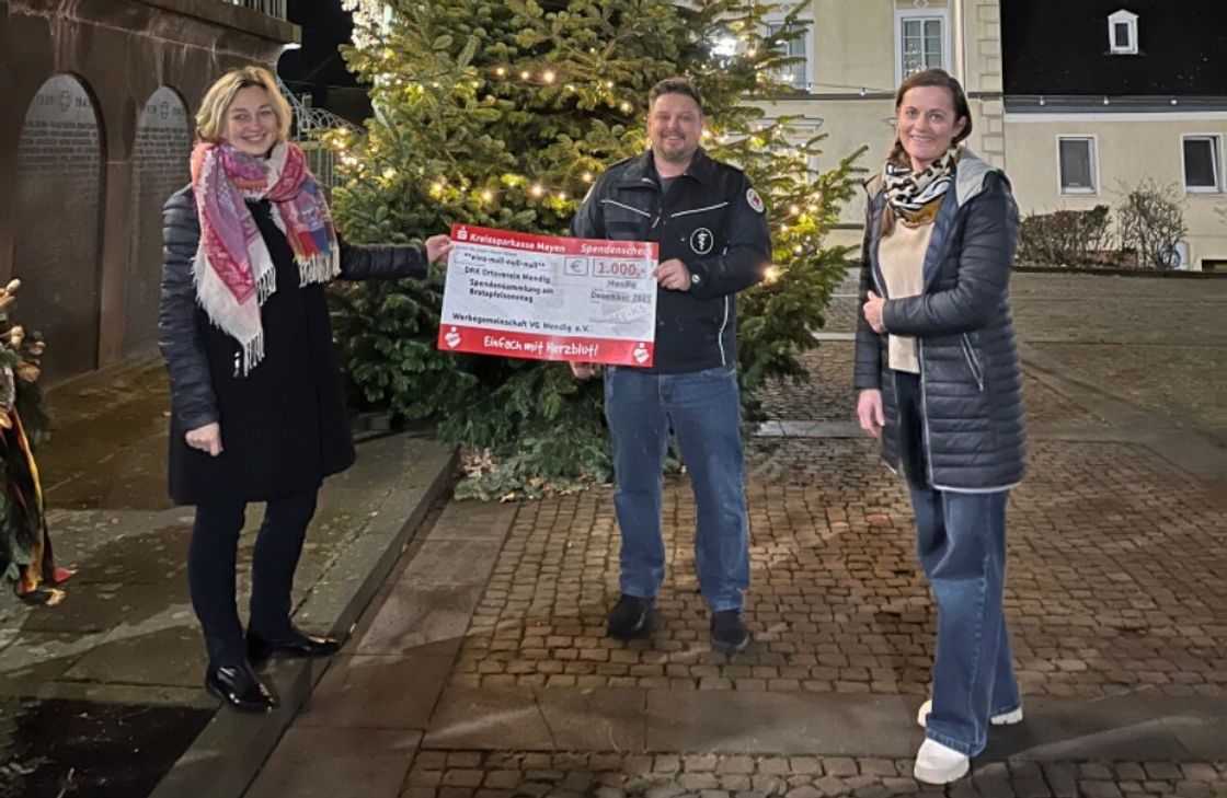 Dr. Irina Schlags (links) und Eva Geisen-Schlich von der Werbegemeinschaft übergaben den Spendenscheck an den 2. Vorsitzenden des DRK Ortsvereins, Marco Emmerich.