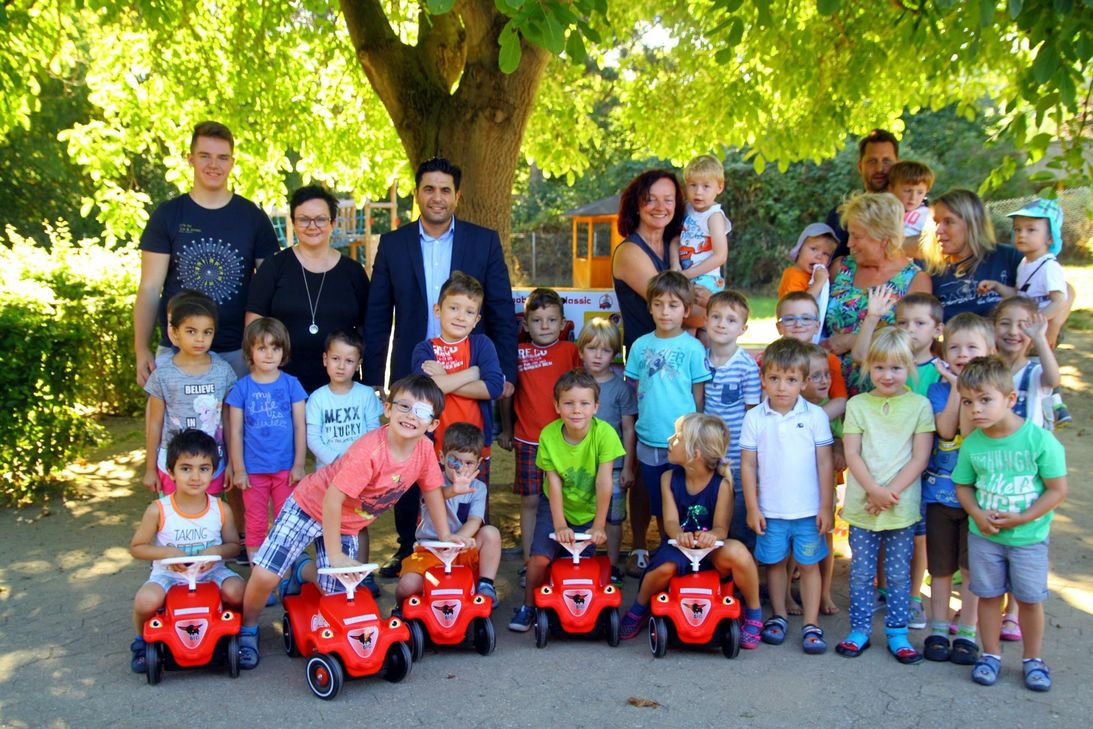 Margot Sonntag (2.v.l. letzte Reihe) und Serkan Basar (3.v.l.) regelten die Übergabe ganz unbürokratisch. Foto: Nolden