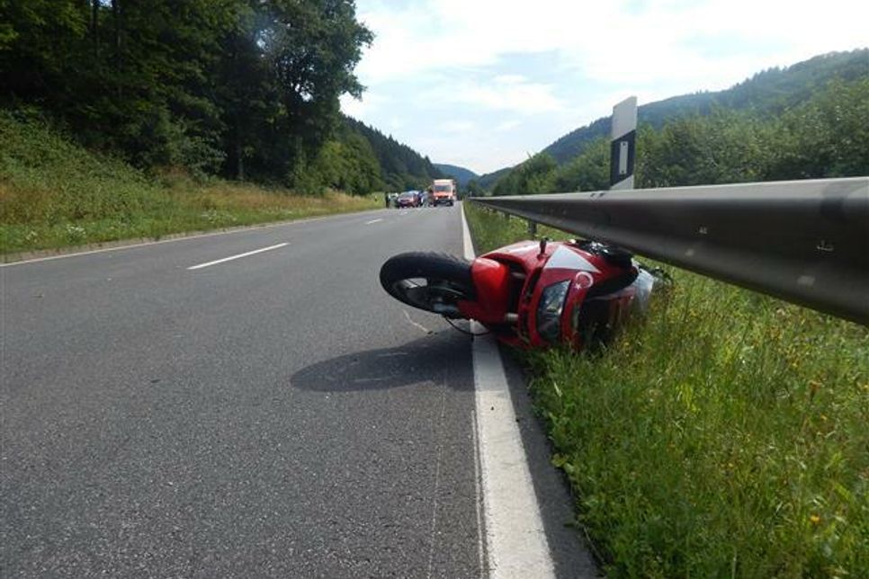 Nach einer Kollision stürzte der Fahrer dieses Motorrads auf der B 257 zwischen Leimbach und Niederadenau. Foto: Polizei