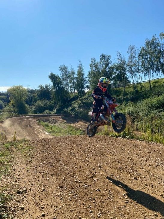 Unwegsames Gelände und meterweite Sprünge sind für John Engel mittlerweile Routine.