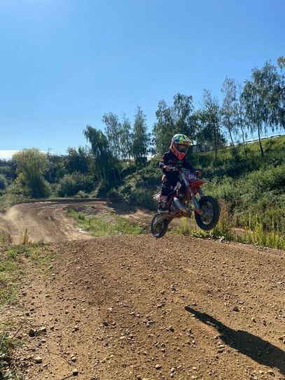 Unwegsames Gelände und meterweite Sprünge sind für John Engel mittlerweile Routine.