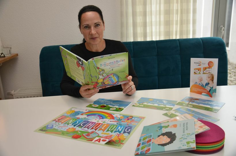 »Der Blumenhüpfer und die geheimnisvolle MIMILEOSUMMSEL- Buchstabensuche« ist das neueste Werk von Inge Kamenz für Kinder. Foto: T. Förster