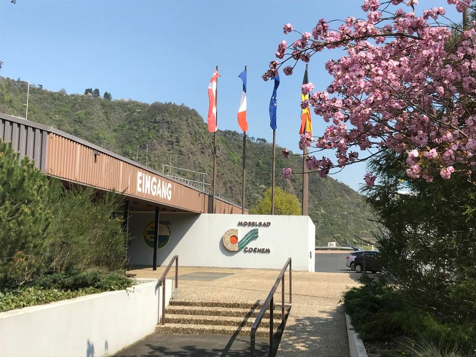 Im Moselbad in Cochem soll nach WochenSpiegel-Informationen eine Corona-Ambulanz eingerichtet werden. Infizierte sollen aus den Arztpraxen ferngehalten und so eine Ansteckung weiterer Personen verhindert und die Ansteckungsgefahr für die Ärzte und das Praxispersonal minimiert werden.