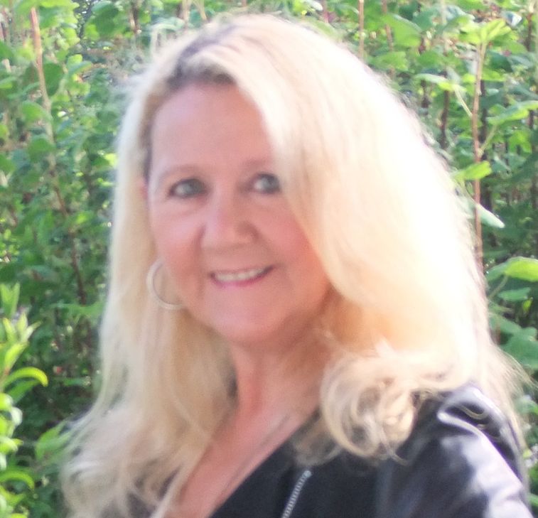 Halloween hat einen schlechten Ruf. Kommerziell sei das Horrorfest, heißt es, aus Amerika importiert, gottlos, inhaltsleer. Das mag ja alles stimmen, aber es ändert nichts an der Freude, die Kinder dabei  haben,  mit Pfeilen durch den Kopf oder hinter gruseligen Henkermasken versteckt um die Häuser zu ziehen, "Buuuh" zu rufen und "Süßes oder Saures" zu fordern. Wer das nicht mag, kann ja einfach die Klingel abstellen. - Kommentar von Redakteurin Andrea Fischer