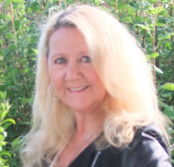 Halloween hat einen schlechten Ruf. Kommerziell sei das Horrorfest, heißt es, aus Amerika importiert, gottlos, inhaltsleer. Das mag ja alles stimmen, aber es ändert nichts an der Freude, die Kinder dabei  haben,  mit Pfeilen durch den Kopf oder hinter gruseligen Henkermasken versteckt um die Häuser zu ziehen, "Buuuh" zu rufen und "Süßes oder Saures" zu fordern. Wer das nicht mag, kann ja einfach die Klingel abstellen. - Kommentar von Redakteurin Andrea Fischer