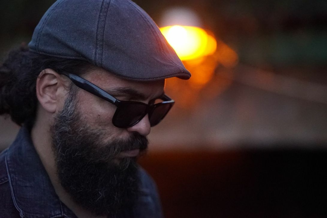 Brille und Bart sind das Markenzeichen Fred Barretos. Der 41-jährige Brasilianer hat in der deutsch-luxemburgischen Grenzregion ein neues (musikalisches) Zuhause gefunden. (Foto: Oliver Lonien)