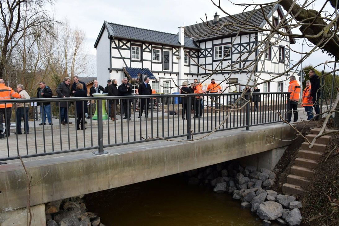 Die neue Brücke von der Seite.