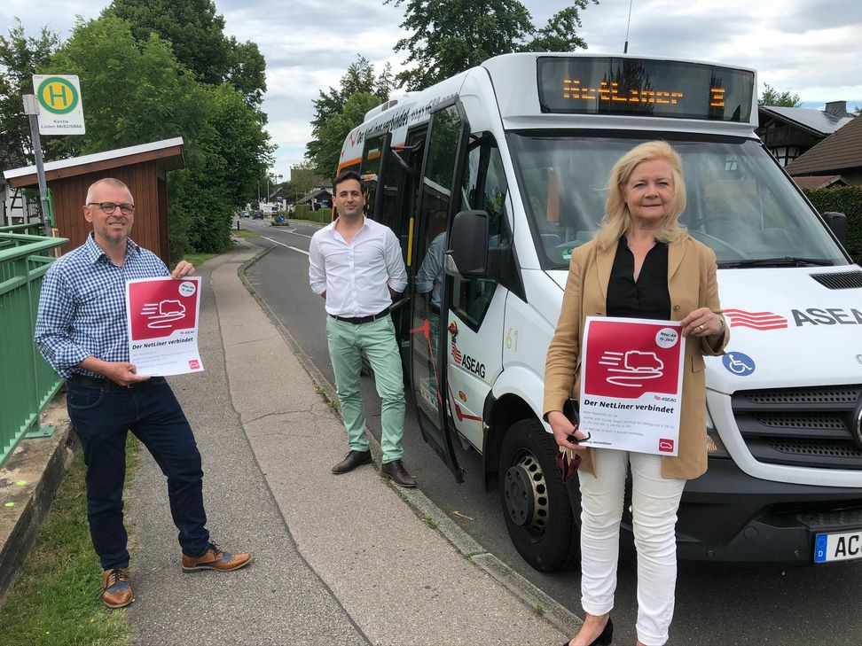 Bürgermeisterin Margareta Ritter (v.r.), Dienstleister Halil Yves Inan und Paul Heesel (ASEAG) freuen sich über den dritten NetLiner, der nun auch Konzen ansteuert. Zudem ist der flexible Kleinbus künftig bis 21 Uhr im Monschauer Stadtgebiet unterwegs.Foto: T. Förster