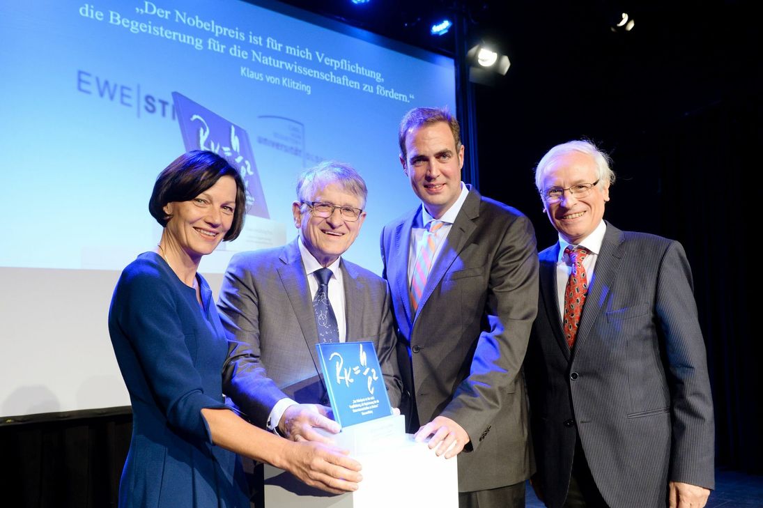 Namensgeber und Physiknobelpreisträger Prof. Dr. Klaus von Klitzing (2.v.l.) übergab den Preis im Rahmen einer Feierstunde an Dr. Marc Bauch. vom Hermeskeiler Gymnasium. Foto. Foto: Stefanie Kiesow  (EWE-Stiftung)