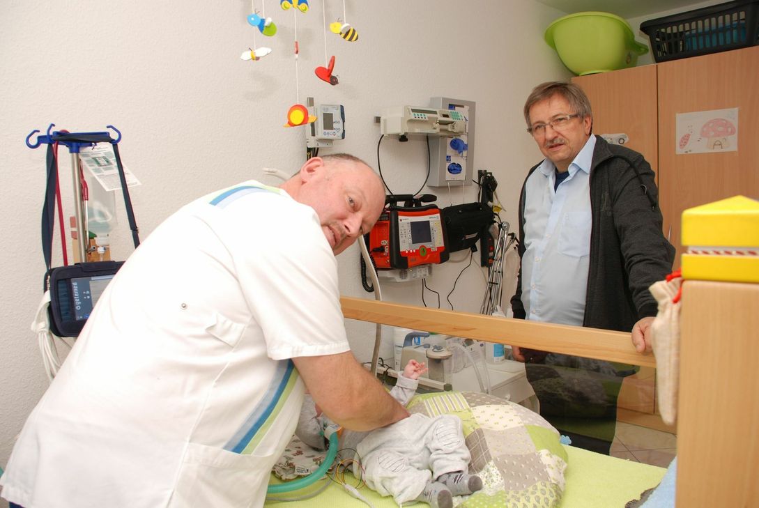 Michael Fink (v.li.) und Jörg Koch bieten bei »flair« in Marmagen Intensivpflege für Kinder an, die es in dieser Form im Kreis Euskirchen noch nicht gibt.  mn-Foto