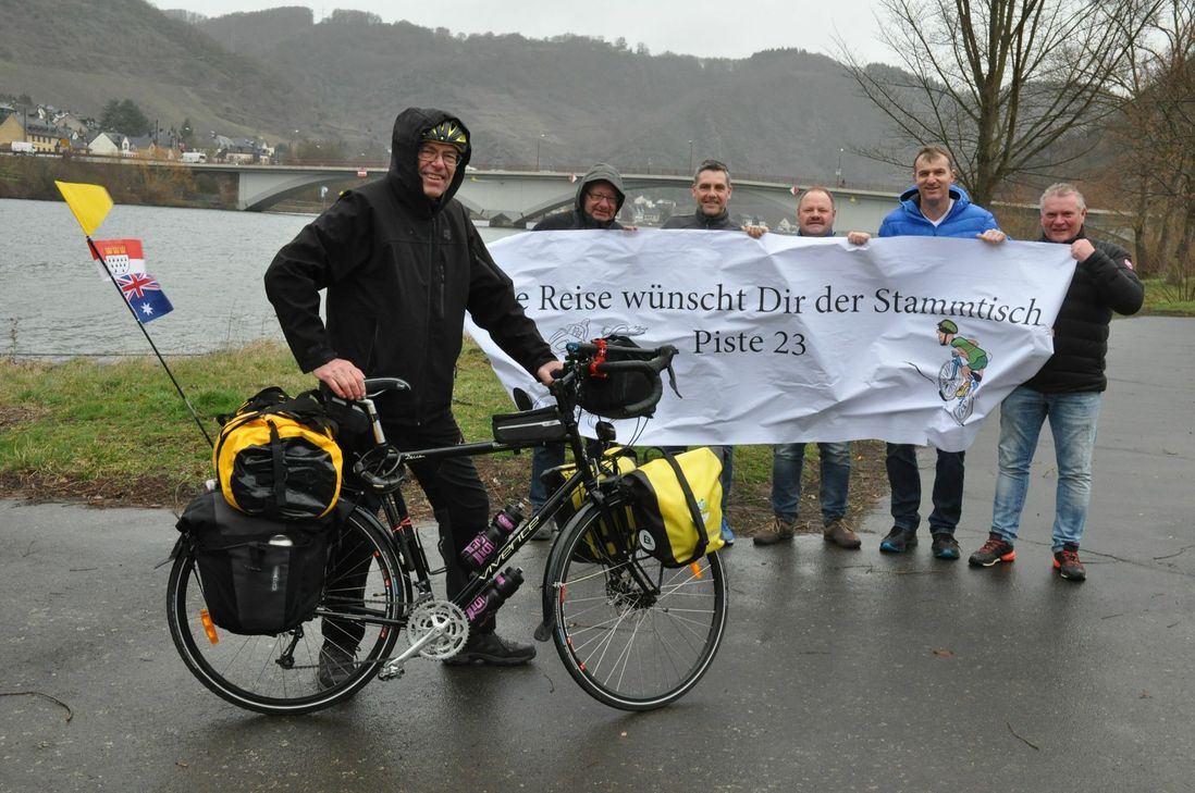 Nicht nur mit ausreichend Rückenwind, sondern auch mit der Unterstützung seiner Freunde von der Mosel machte sich Karl Schulz Karnevalsdienstag auf die Reise. Foto: Pauly
