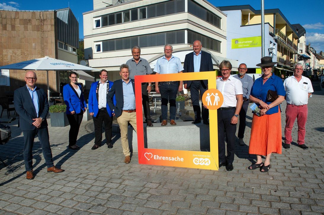 Bertold Nick, Leiter kommunale Betreuung Verbandsgemeinden bei der evm, übergibt den Beitrag gemeinsam mit Bürgermeister Hans Peter Böffgen. Auf dem Foto sind zu sehen (v.l.): Hans-Dieter Husch, Andrea Phlepsen, Andreas Jungmann, Hans Peter Böffgen, Egon Schommers, Franz-Josef Diederichs, Gotthard Lenzen, Bertold Nick, Bernd May, Christiane Hamann, Wolfgang Cawello. Foto: VG Gerolstein