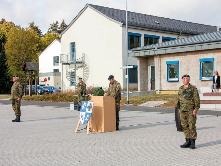 Eine würdevolle Verabschiedung (v .l.): Oberst Erich Mosblech, Kommandeur Oberst Dr. Gruhl und Oberst Hans Jürgen Heiß. Foto: Zentrum Operative Kommunikation der Bundeswehr