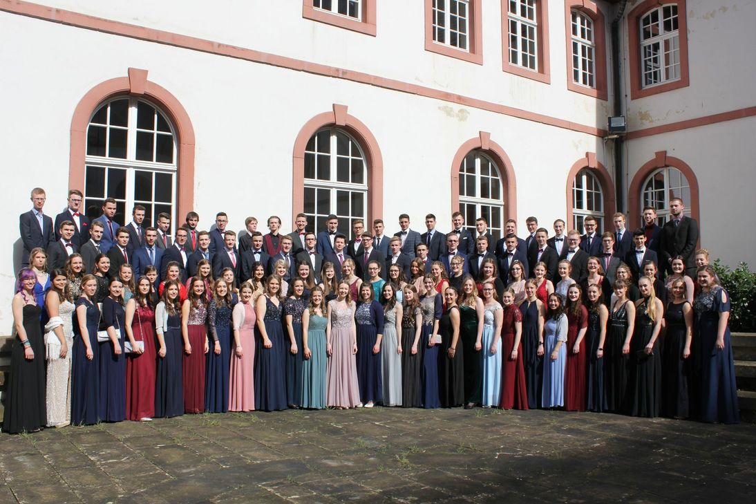 Die Abiturienten am Regino Gymnasium in Prüm. Foto: Schule