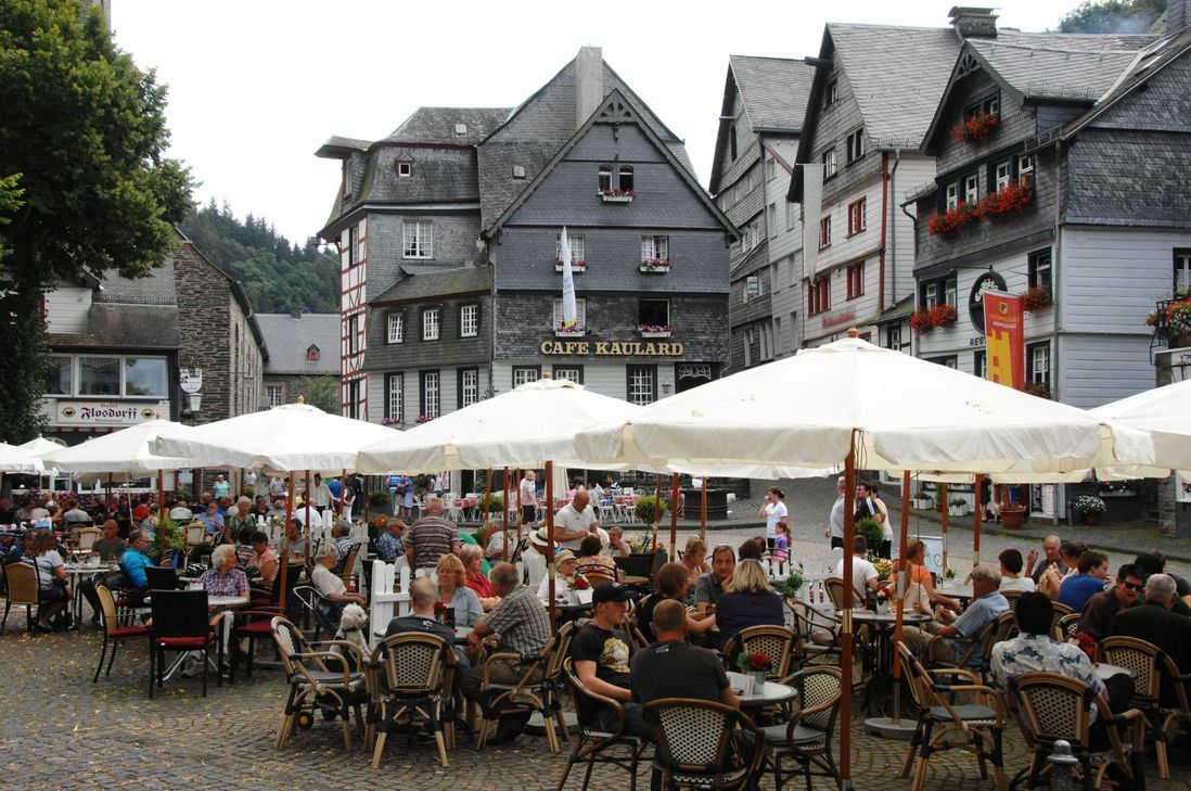 Die Eifel - beispielsweise die Monschauer Altstadt - ist weiterhin sehr beliebt bei den Touristen und verzeichnete ein Plus an Gästeankünften.