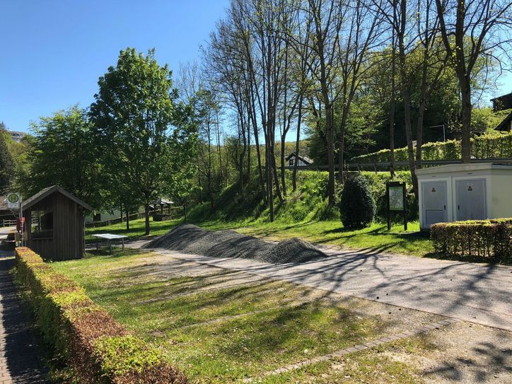 Dieser Wanderparkplatz in Rauchenauel wird in den nächsten Tagen von Jugendlichen im Rahmen der »72-Stunden-Sozialaktion« hergerichtet, ehe sie am Sonntag, 26. Mai, dem verstorbenen Hans-Josef Hilsenbeck gewidmet wird. Foto: T. Förster