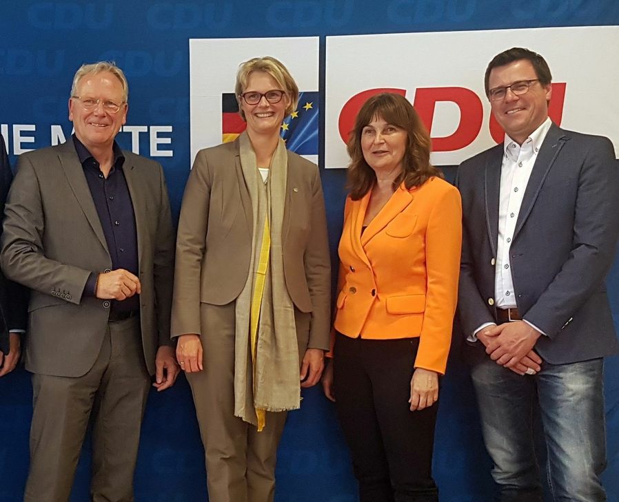 Von links: BBZ-Geschäftsführer Artur Wierschem, Bundesministerin Anja Karliczek, die Bundestagsabgeordnete Mechthild Heil und Christoph Rosenbaum.