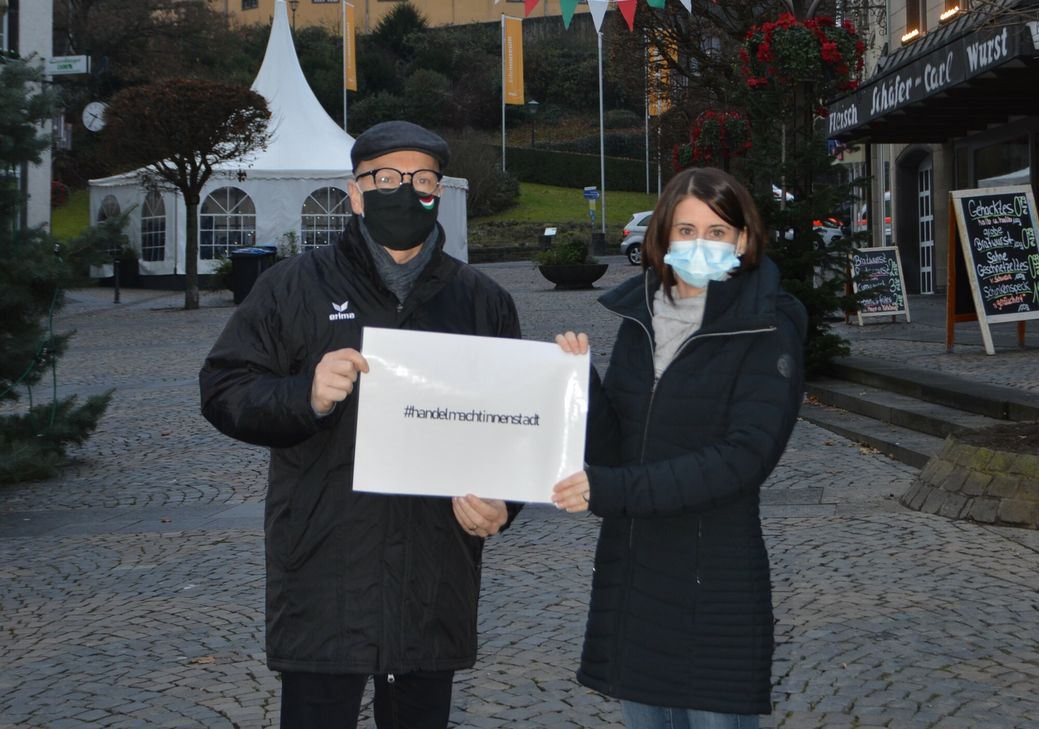Oberbürgermeister Dirk Meid und Wirtschaftsförderin Christina Wolff möchten mit dieser Aktion den Einzelhandel vor Ort unterstützen.