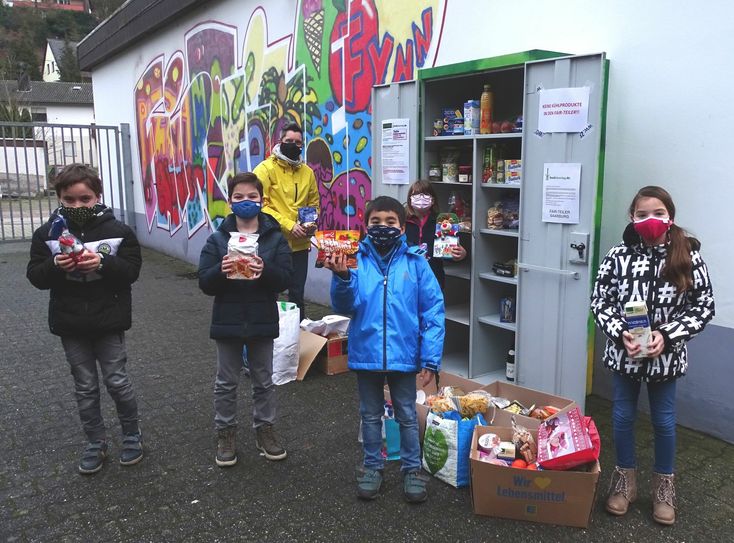 Die Kinder füllen die Fairteiler-Box in Saarburg. Foto: Simone Thiel