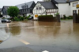 Starkregen sorgt auch in der Region Boppard für überflutete Straßen, wie hier in Hausbay und Rhens. Foto: Polizei