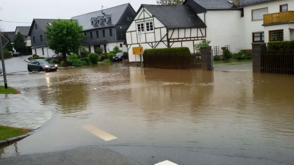 Starkregen sorgt auch in der Region Boppard für überflutete Straßen, wie hier in Hausbay und Rhens. Foto: Polizei
