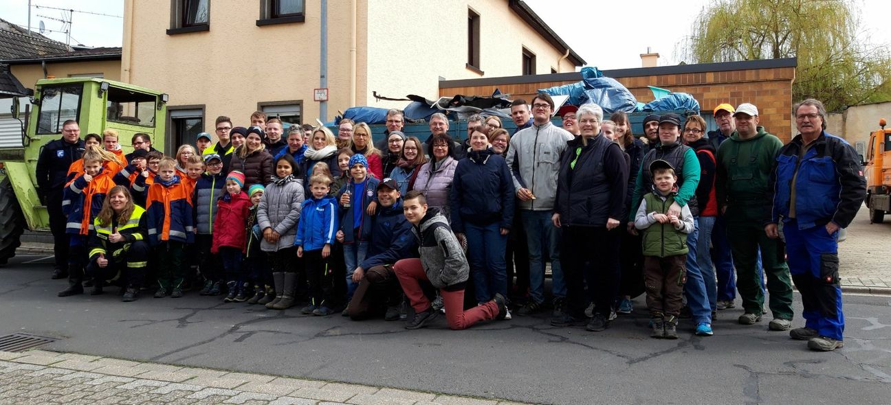 Die Aktion "Saubere Landschaft" wurde nicht nur in Ochtendung von allen Generationen unterstützt.