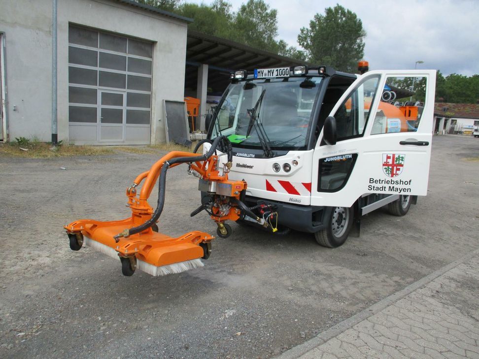 Das Fahrzeug mit dem Heißwassergerät-Aufbau - eine umweltfreundliche Alternative zur Unkrautbekämpfung.
